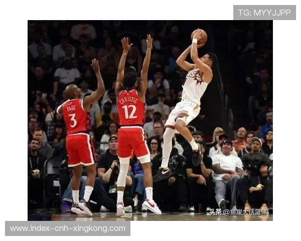 布克内线外线兼备,凤凰强势拿下比赛 布克内线外线兼备,凤凰强势拿下比赛