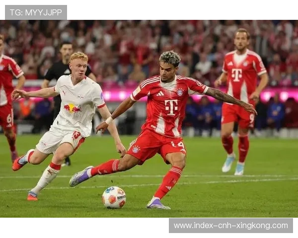 德甲拜仁外线调动形成优势，门前攻势锐不可当