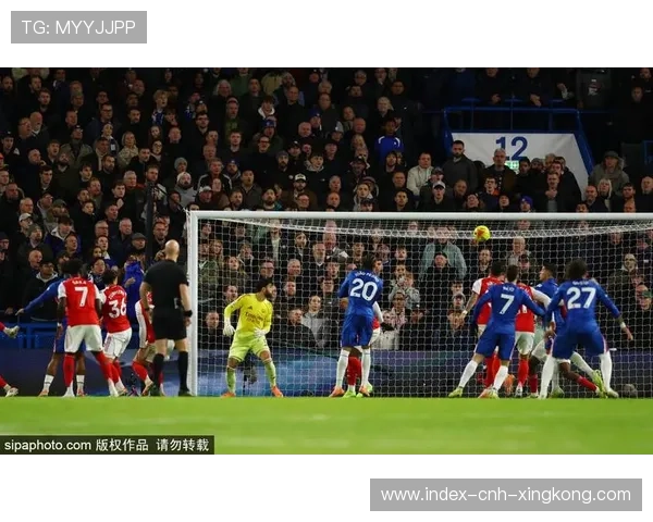 切尔西任意球套路再现经典：足球场上的巧妙瞬间