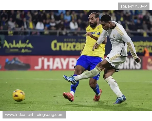 皇马斜传穿越整条防线，罗德里戈推射再中