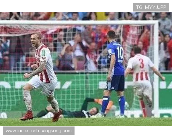 汉堡训练场泰罗德单挑中卫完成数次精彩动作