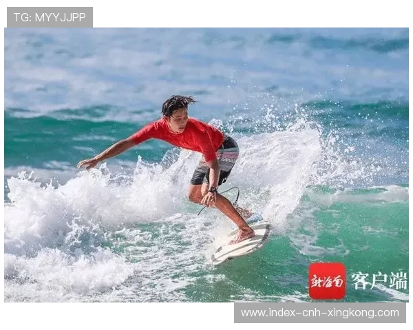 冲浪运动员和海龟同框，网友：你赢了自然