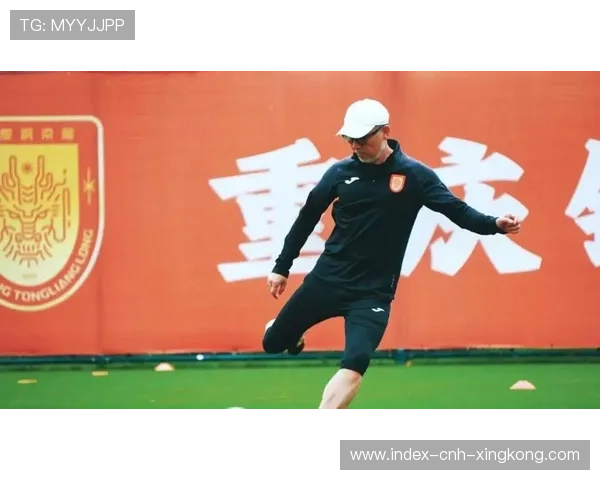 直塞穿透防线，前锋冷静停球破门得分：足球场上的经典瞬间